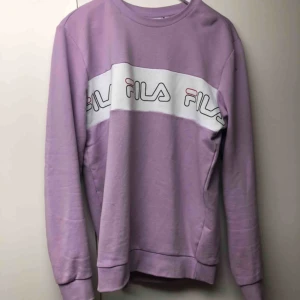  - Ljuslila fila tröja strl L men kan sitta som M beroende på kroppsform. cond - 8-9/10 