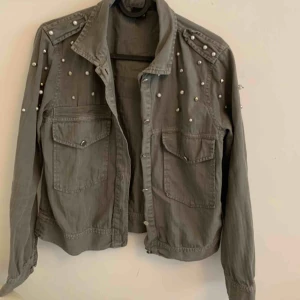  - Militärgrön jacka från Gina Tricot. Relativt tunn, perfekt som vårjacka. Små nitar och pärlor på. Sitter lite oversize på mig som vanligtvis är en xs. 