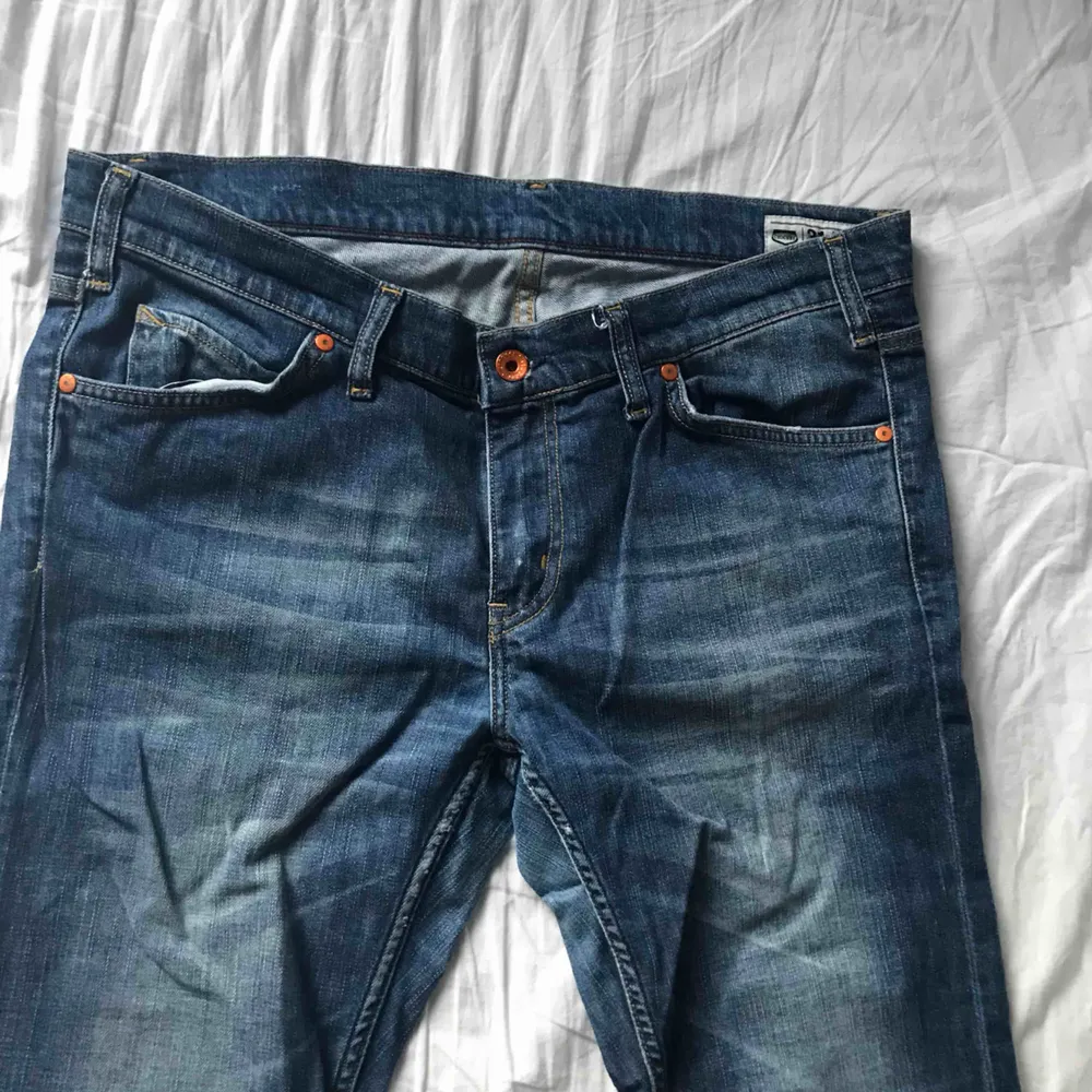 Fina acidwash jeans med normal midja och lite stretch. Från märket Crocker köpta på JC. De är 31 i midjan och 34 i längden. Passar någon i storlek M/L. Jeans & Byxor.