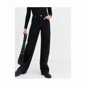  - Snygga svarta Vida jeans köpta på Monki för ungefär ett halvår sedan. Monki har annorlunda storlekar, de är i storlek 26 men vilket motsvarar S/34-36. Säljes för har blivit förkorta. Fråga om bild. Har även likadana beigea till salu.