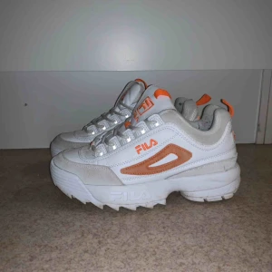  - Väldigt snygga fila disruptor. Använda en del men syns knappt på skon :) har möjlighet att gå ner i pris vid intresse.