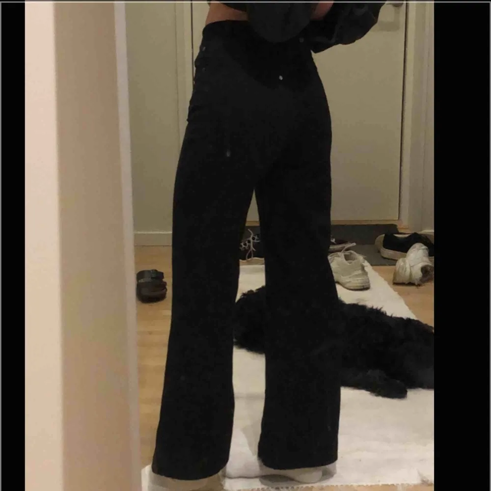 Nästan helt nya (tvättade en gång) wide leg byxor från hm. Jag är 1.68 och tycker dem är för korta på mig därför jag säljer, men ni ser ju hur långa dem är. . Jeans & Byxor.