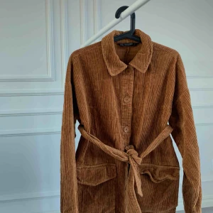  - Manchester Tyg Märke Chiquelle Använd fåtal gånger (bra skick) Storlek 36