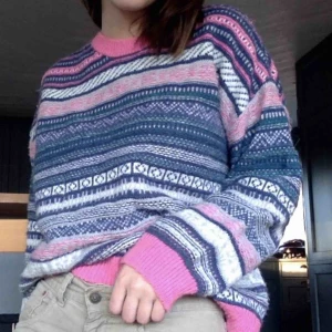  - Mysigaste stickade tröjan så färgglad och skön.