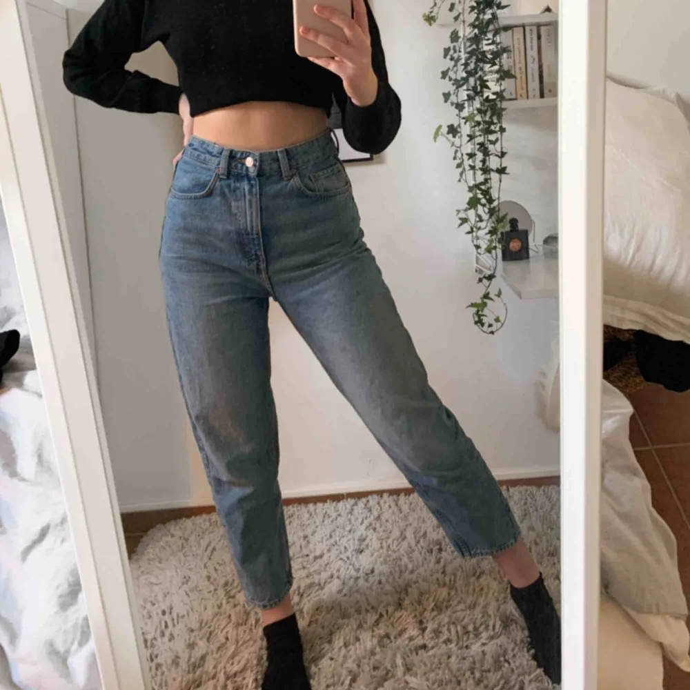 Sjukt snygga jeans från Weekday i modellen Meg! Säljer eftersom jag har ett par liknande byxor. I väldigt fint skick! Köparen står för frakt💕. Jeans & Byxor.
