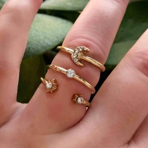  - 3-pack guldiga ringar med måne och stjärnor! Helt nya. En av ringarna är ”öppen” på baksidan så den går att justera! 15kr/st, frakt tillkommer på 11kr 