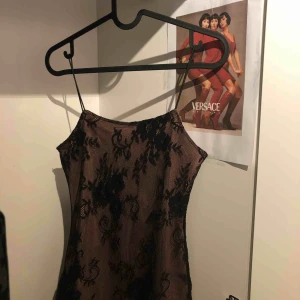  - En snygg bodycon klänning med spets med spagetthi axelband i storlek XS. Dm för mer info/intresse ⚡️🌹