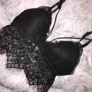  - Super fin spets BH, köpt med prislapp kvar av en tjej här på plick, jag har endast testat den men tyvärr för liten för mig! Så den är helt ny!