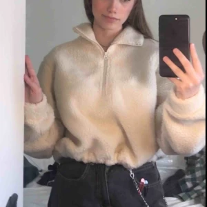  - Säljer min jättefina, croppade,halfzip tröja gjort i fakeull! Den är skitcool men kommer tyvärr inte till användning. Använd sparsamt och den ser i princip som ny ut💖 Kan mötas upp eller frakta utan extra kostnad!:)