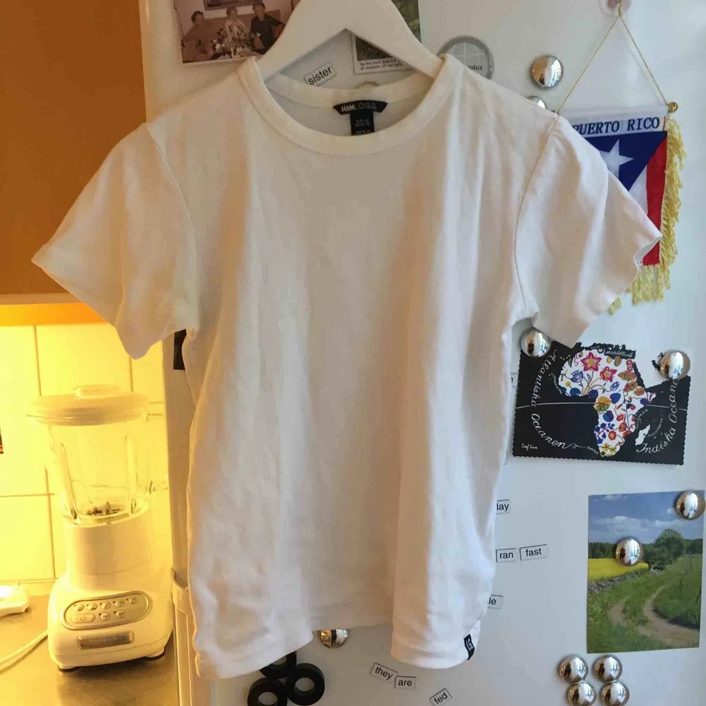 Perfekta vita bas t-shirten! Lite tjockare i tyget. Från Hm Logg. Står storlek 146 skulle säga att den motsvarar S. frakt 44 kr✨. T-shirts.