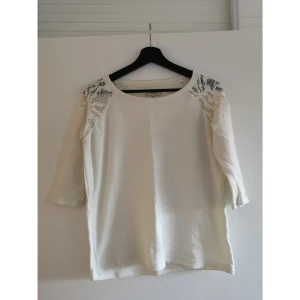 Zara topp strl M - Vid stickad topp från Zara. Virkat vid axlarna. Trekvartsärm. 