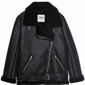  - Mkt bra skick, dock saknas skärpet då jag tappade det en utekväll🤪 kan lägga ut fler bilder om det önskas! Åker bort i två veckor tisdag 28/1, möts upp i Stockholm när jag är tillbaka 12/2.   Svårt att svara pga brist av internet till och med 12/2.