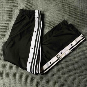  - Classic Adibreak trackpants med knappar i sidorna. Sparsamt använda så bra skick.