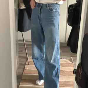 Blåa jeans från Vero Moda dom är pösiga och väldigt snygga säljer pga att de inte används längre, de har även slitningar längst ner. Frakt tillkommer💌