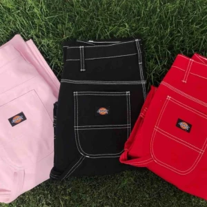  - Säljer mina älskade dickiesbyxor för att de inte kommer till användning längre 🥺 Superfina och i toppenskick! Brukar vanligtvis ha w/28 men har 29 i dessa ✨✨