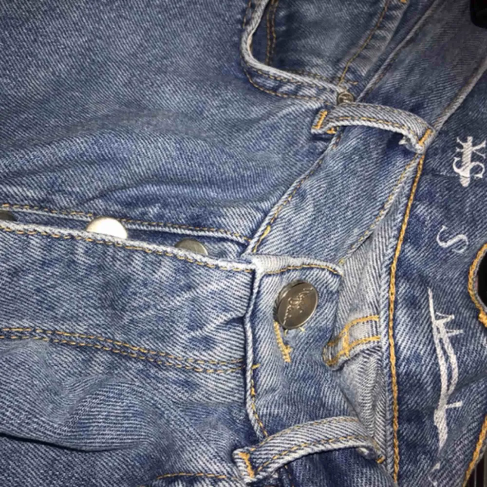 Jätte snygga boyfriend jeans från bikbok i storlek S. Säljer för att dom är för små för mig annars är dom i väldigt bra skick!  Kan mötas i göteborg annars står köpare för frakten!. Jeans & Byxor.
