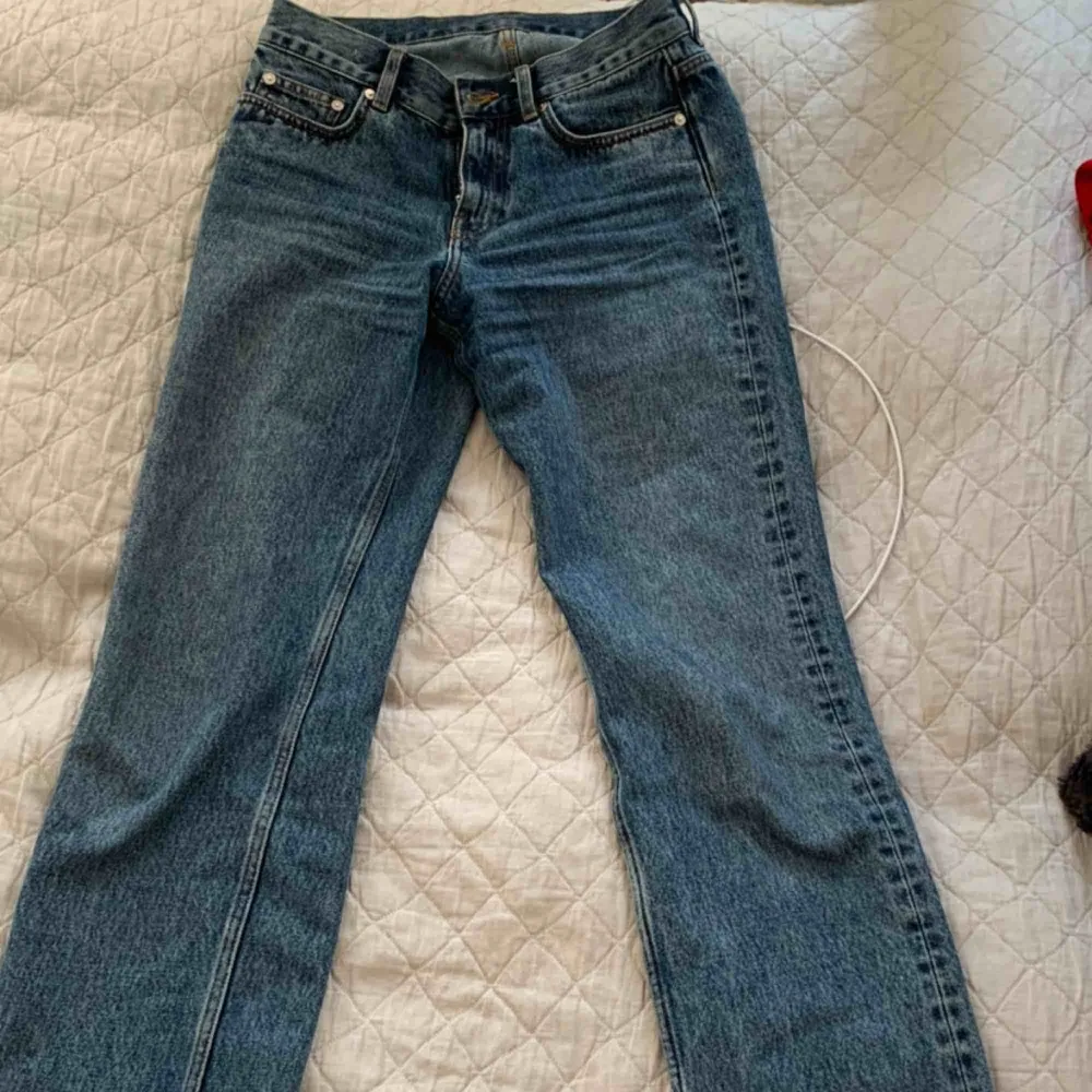 Raka jeans från arket som är köpte här på plick, fint skick men blev fel längd för mig, inte mycket använda så i bra skick och sköna, storlek 25 men funkar nog 26 också. Jeans & Byxor.