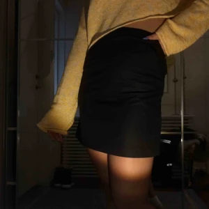 - Snygg svart kjol med fickor!🥰 Knappt använd! 