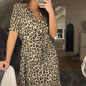  - Leopard mönstrad sommarklänning ifrån Gina Tricot 