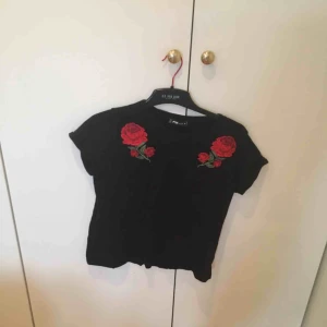  - Snygg tröja från new yorker! Storlek M säljer på grund av att den ej kommer till användning!