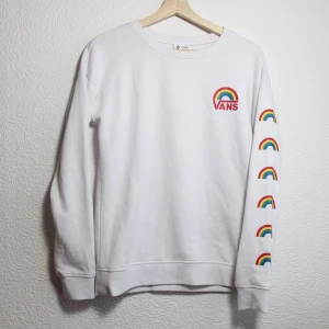 Vans rainbow long sleeve shirt - Vans long sleeve shirt med regnbåge-tryck på bröst och ena ärmen. Stl S. Är en Oversize-modell så den passar även stl M. Frakt tillkommer på 44kr 