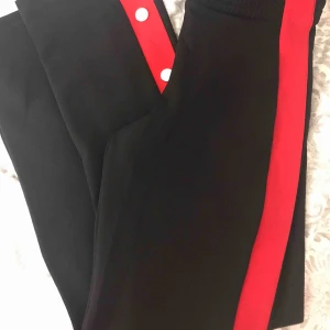  - Byxor från Gina Tricot  Storlek XS men passar även S