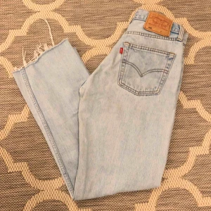  - Högmidjade/normalhöga levi’s jeans i modellen 501, strl 26/30 (xs)  Midjemåttet mäter ca 66cm och rumpa/höftmåttet ca 92cm! Ljusblå vintage färg med slitningar nedtill (avklippta) Säljer pga för små💞 Spårbar frakt tillkommer på 63kr.