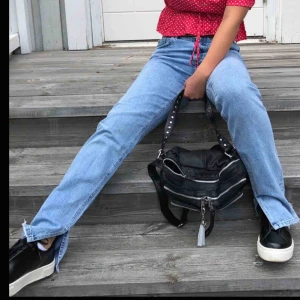  - Säljer mina älskade byxor från ZARA i storlek 40 men passar även 38/36 o då sitter de lite oversize! Samma modell som de populära svarta jeansen men med blå tvätt. Slits längst ner 