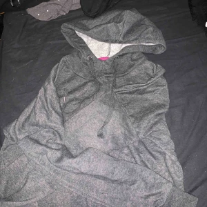  - Kort hoodie som går lite över höfterna, otroligt fin, mycket använd men syns inte. Köpt på Ica maxi för 3 år sedan.  50kr ink. Frakt