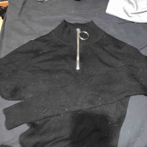  - Fin tröja från H&M. Använd men syns inte. Dragkedjan funkar!  60kr ink. Frakt