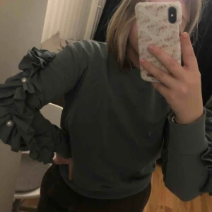  - Super fin tröja med detalj på sidan från river island, säljer pågrund av att jag har för mkt kläder Köparen står för frakt  