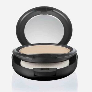  - Endast testat puder från maccosmetics, färgen c30. Något för mörk för mig som är super blek!