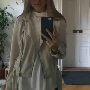  - Skitsnygg ”beige” jacka som passar strl 34-38 beroende på hur man vill den ska sitta, pris kan diskuteras💕