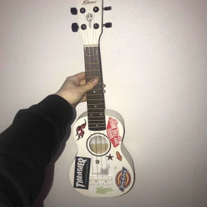  - Supersöt ukulele bombad med stickers från thrasher, vans, dickies, limited edition Billie Eilish, old school guitar hero och mer! I princip oanvänd så är i nyskick. Säljer då den inte kommer till användning Liten bag att förvara i följer med