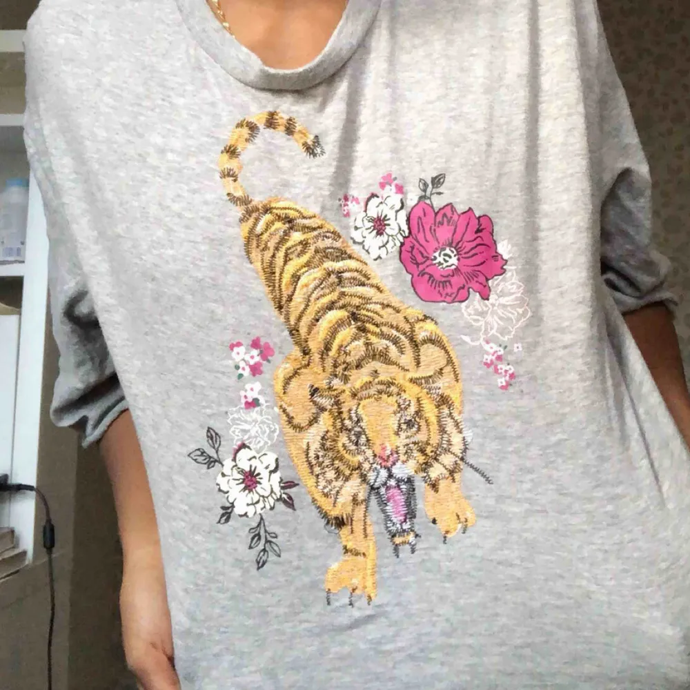 Jättefin tiger t-shirt  Frakten kan vi diskutera om du är intresserad . T-shirts.