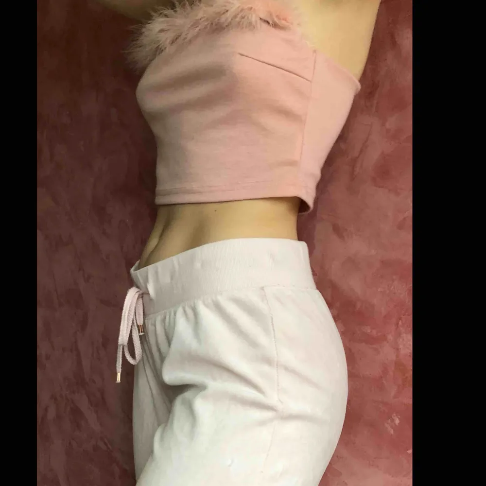 jätte mysiga baby rosa mjukisbyxor från bikbok köpare står för frakt eller möts upp i uppsala💘. Jeans & Byxor.