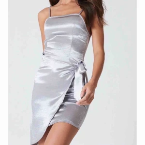  - Den var väldigt svår att ta bild på så den silvriga äe bara för att visa hur modellen ser ut, klänningen är alltså svart från nakd helt oanvänd, skulle skicka tillbaka den för den var för liten för mig men glömde bort det.