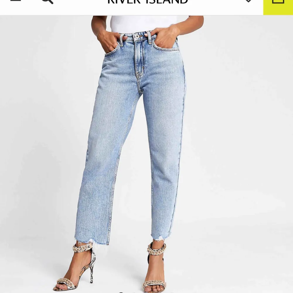 Blåa mom jeans, färgen ser väldigt olika ut på bilderna men är som bild nmr 1 i verkligheten 🥰 Sitter superbra och är i petitemodell vilket betyder att dom är anpassade för oss korta människor (jag är 160cm) skriv för fler bilder!!💞 nypris 600kr. Jeans & Byxor.