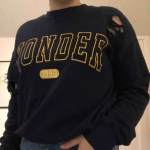  - Sweatshirt från Gina Tricot, använd fåtal gånger(fint skick). Färgen är marinblå med gul text (syns bäst på första bilden). Den är lite oversize, jag brukar ha S. (Pris kan diskuteras)