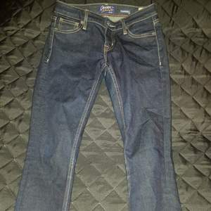 Super snygga crocker jeans storlek 25/30. Endast prövade nypris 699kr säljes för 500kr plus frakt