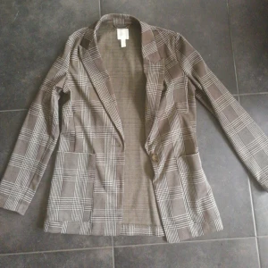  - Fin kavaj från HM, köpt i höstas och bara använd 2 gånger. Säljer pga har inte kommit till användning! Frakt tillkommer på 35 kronor. 