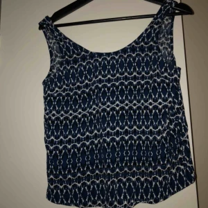  - Blå/vitt linne från Cubus, storlek 34🙌🏽 köpare står för frakt😊