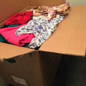  - Flyttkartong full med kläder i storlek xs-m, omkring 80 plagg.  Allting är helt och rent.  Frakten kostar 510kr och ingår i priset på 1000kr. Går även att hämta hos mig i uppsala för 500kr