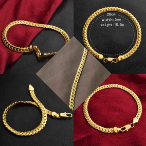  - TJUSIGT KLASSISKT GULDPLÄTERAT RMBAND Stämpel 18K YTA: BlANKT FÄRG:GULGULD. ARMBANDET ÄR DOPPAT I GULD DÄRAV PRIS. BJUDER PÅ ETUIET & MITT VAL AV PORTO. 