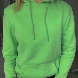  - Neon grön hoodie. Inte jättebra skicka men helt okej! Storlek S. Nypris 199kr. Köpare står för frakt.