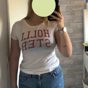  - Jätte fin t-shirt från Hollister med tryck på bröstet i storlek S. Lite genomskinlig om man ser på bilden.  Fraktkostnad tillkommer