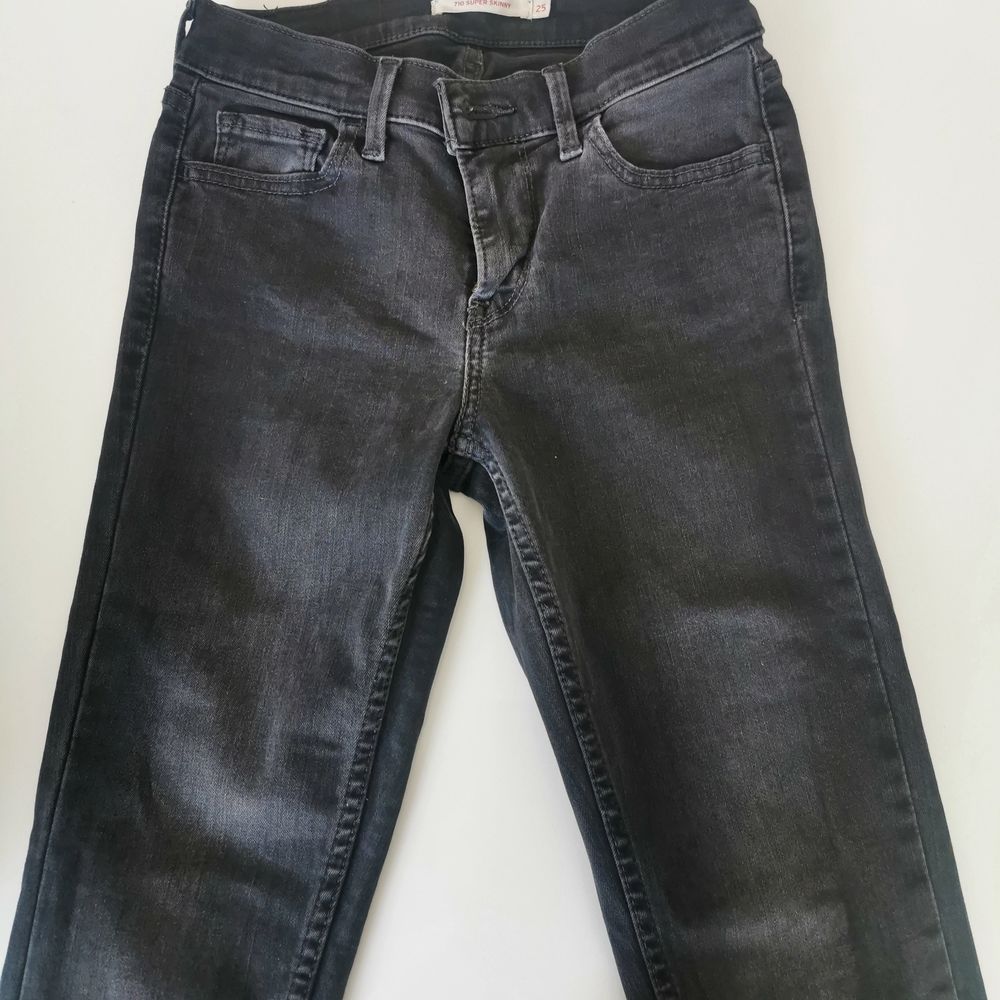 Säljs pga liten storlek använda få gånger som i nytt skick. Jeans & Byxor.
