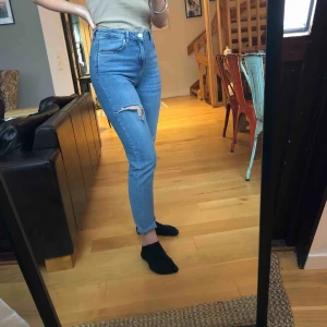  - Säljer dessa nya jeans från bikbok! De är endast använda på bilden, slitning på vänster lår. Jag är ca 170 cm lång. Kan mötas upp i Umeå eller så kan jag skicka men då står köparen för frakten☺️