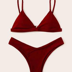 Röd She In bikini i superfin mörkröd färg. Helt oanvänd! ❤️ ( Obs små i storlekarna, sitter som en S/M typ! Frakt är inte inkluderat i priset! 