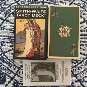  - Superfin tarotkortlek. Den klassiska  Waite Smith centennial edition, men borderless! Denna är endast öppnad, jag har bara tittat igenom den. Superfin och i nyskick! Frakt ingår. 